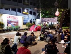 Aliansi Mahasiswa Dirikan Tenda Di Depan KOMNAS HAM Minta Pengusutan Penyiraman Andrie Yunus Secara Tuntas