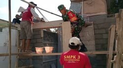 Wujud Nyata Kemanunggalan TNI Dengan Rakyat, Babinsa Pakunden Bantu Renovasi RTLH