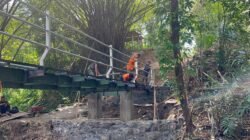 Gotong Royong TNI Dan Warga, Pengelasan Besi Pengaman Jembatan Perintis Garuda Terus Dikebut