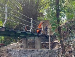 Gotong Royong TNI Dan Warga, Pengelasan Besi Pengaman Jembatan Perintis Garuda Terus Dikebut