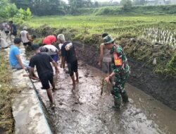 Dukung Sektor Pertanian, Babinsa Karang Tengah Bersama Warga Gotong Royong Bersihkan Irigasi