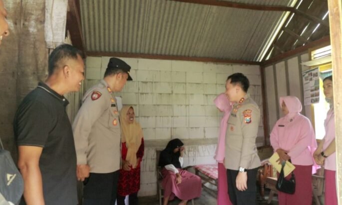 Polri Untuk Masyarakat : Kapolres Bojonegoro Beri Bantuan Anak Difabel