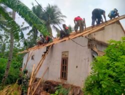 Sinergi Babinsa Dan Warga, Gotong Royong Perbaiki Atap Rumah Bapak Sukardi