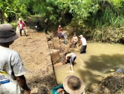 Antisipasi Banjir, Babinsa Koramil Bakung Ajak Warga Kerja Bakti Bersihkan Sungai