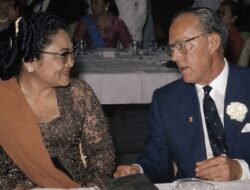 Ibu Tien Soeharto: Lembut dalam Peran, Kuat dalam Perjalanan Hidup
