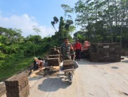 Wujud Babinsa Kebonduren Bersama Warga Kerja Bakti Pasang Dinding Pembatas Jembatan Perintis Garuda Kali Complang