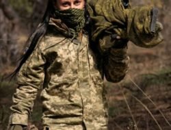 Melihat Sniper Cantik Ukraina, Wow! Bodi & Rambutnya.
