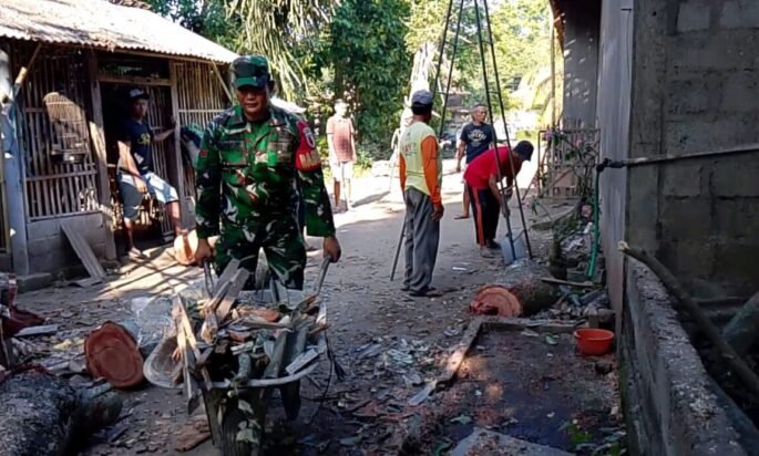 Wujudkan Hunian Layak, Babinsa Kanigoro Bahu Membahu Perbaiki Rumah Warga