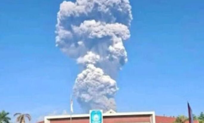 Gunung Dukono Erupsi 10.000 Meter,  Diduga Meninggal Dunia 2 orang  : Tim SAR Evakuasi Kawasan Sudah Ditutup