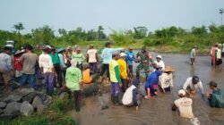 Demi Kelancaran Irigasi Pertanian, Babinsa Kamulan Dampingi Pembersihan Sungai Sodetan Kaliputih