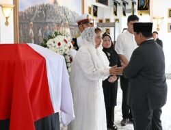 Presiden Prabowo Subianto menghadiri upacara persemayaman dan pelepasan jenazah Jenderal TNI (Purn) Ryamizard Ryacudu di Kantor Kementerian Pertahanan, Jakarta, pada Senin, 1 Juni 2026.