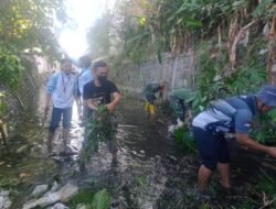 Antisipasi Banjir, Babinsa Sertu Didik Bersama Warga Kepanjenkidul Bersihkan Saluran Sungai