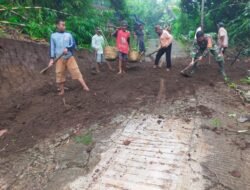 Wujud Sinergitas, Babinsa Banjarsari Bersama Warga Gotong Royong Lebarkan Jalan Desa