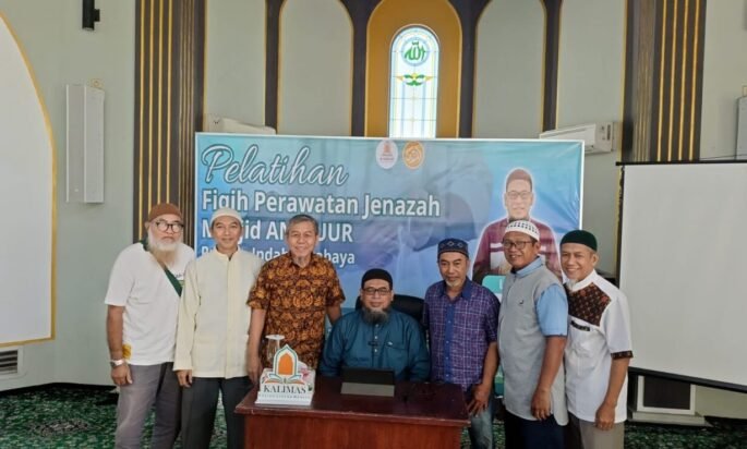 KALIMAS SURABAYA SUKSES GELAR PELATIHAN PERAWATAN JENAZAH MUSLIM, 80 PESERTA ANTUSIAS IKUTI PRAKTEK BERDASARKAN SUNNAH