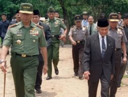 Presiden B.J. Habibie dan Jenderal Wiranto Meninjau Pengamanan Istana Negara, 18 Oktober 1999