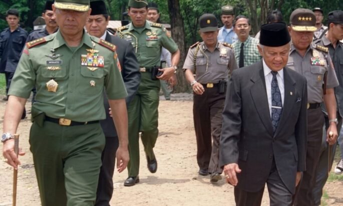Presiden B.J. Habibie dan Jenderal Wiranto Meninjau Pengamanan Istana Negara, 18 Oktober 1999