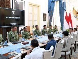 Presiden Prabowo Subianto menerima Panglima TNI Agus Subiyanto, Wakil Panglima TNI Tandyo Budi, serta Kepala Staf Angkatan Darat, Laut, dan Udara di Istana Merdeka,