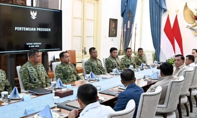 Presiden Prabowo Subianto menerima Panglima TNI Agus Subiyanto, Wakil Panglima TNI Tandyo Budi, serta Kepala Staf Angkatan Darat, Laut, dan Udara di Istana Merdeka,