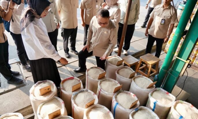 Kepala Staf Kepresidenan, Jenderal TNI (Purn.) Dudung Abdurachman, melakukan inspeksi mendadak ke Pasar Induk Cipinang, Jakarta, pada Selasa (9/6).