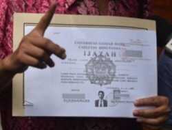 YouTuber Ungkap Beda Cap Legalisasi Ijazah Jokowi di PDIP dan KPU