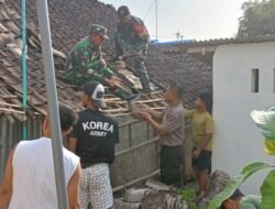 Wujud Kemanunggalan TNI, Babinsa Kademangan Bersama Warga Gotong Royong Rehab Rumah Layak Huni