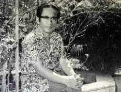 Ko Ping Hoo itu nama pena paling terkenal buat cerita silat/cersil Indonesia era 60-90an bro. Nama aslinya beda.Riwayat Hidup Ko Ping Hoo