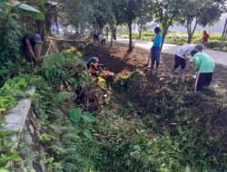 Wujud Kemanunggalan TNI, Babinsa Ngoran Pelopori Gotong Royong Bersihkan Jalan Desa