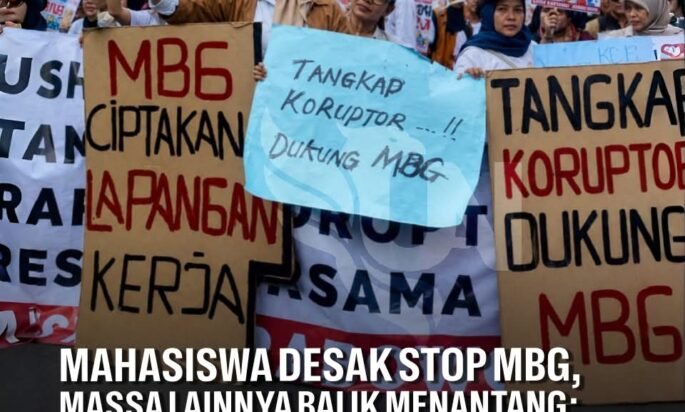 Massa yang tergabung dalam Aliansi Masyarakat Jakarta Timur menggelar aksi unjuk rasa di kawasan Monas