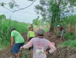 Babinsa Karang Gondang Bersama Warga Gotong Royong Bersihkan Jalan Akses Lahan Pertanian