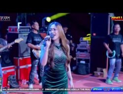 Bidadari Cantik Asal Jombang Jawa Timur, Fira Azahra Hipnotis Penggemar Lewat Lagu “Menunggu” Bersama OM Adella