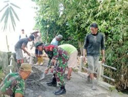 TNI-Polri dan Warga Gotong Royong Perbaiki Jembatan