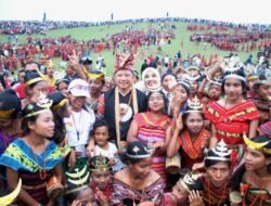 Pembukaan Festival Fulan Fehan IV dibuka oleh Bapak Mendagri ditandai dengan pemukulan Tihar.