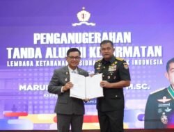 Perkuat Ketahanan Nasional, Kasad Dianugerahi Tanda Alumni Kehormatan Lemhannas RI