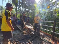 Percepat Pembangunan Infrastruktur, Sertu Hary Bersama Warga Gelar Pengecoran Jembatan Aramco
