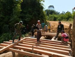 Satgas Pamtas RI-Malaysia Yonarmed 19/Bogani Bersama Warga Gotong Royong Bangun Jembatan Untuk Mempermudah Akses Masyarakat Perbatasan