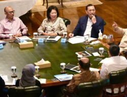Presiden Prabowo Subianto menerima Ketua Dewan Ekonomi Nasional (DEN), Luhut Binsar Pandjaitan, beserta jajaran Dewan Ekonomi Nasional di kediaman Hambalang, Bogor, Jawa Barat, pada Selasa petang, 14 Juli 2026.