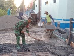 Wujudkan Kemanunggalan TNI-Rakyat, Serka Anton Bersama Warga Gotong Royong Cor Jembatan Garuda