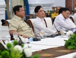Presiden Prabowo Subianto memimpin rapat terbatas bersama Wakil Presiden Gibran Rakabuming Raka serta sejumlah menteri Kabinet Merah Putih di Istana Kepresidena.