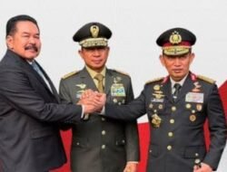 Momen Kapolri-Jaksa Agung dan Panglima TNI Saling Gendeng dan Kepalkan Tangan