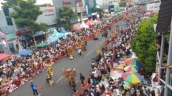 Jember Fashion Carnaval 2026 Tertunda Hampir Tiga Jam, Ribuan Penonton Harap Bertahan di Tengah Hujan Deras