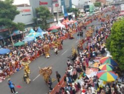 Jember Fashion Carnaval 2026 Tertunda Hampir Tiga Jam, Ribuan Penonton Harap Bertahan di Tengah Hujan Deras