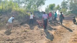 Dukung Pembangunan Jembatan Garuda, Serka Ahmad Mubarok Bersama Warga Rejosari Gelar Pelebaran Jalan
