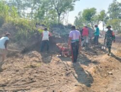 Dukung Pembangunan Jembatan Garuda, Serka Ahmad Mubarok Bersama Warga Rejosari Gelar Pelebaran Jalan