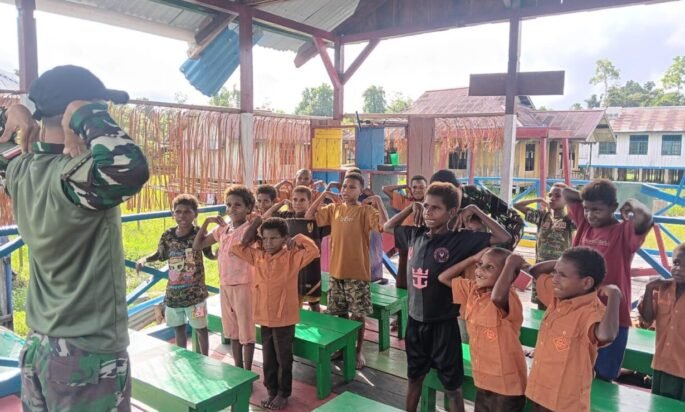 Satgas Yonif 123/Rajawali Perkuat Akses Pendidikan di Perbatasan, Pos Tomor Berikan Seragam Sekolah kepada Anak PAUD Kartika