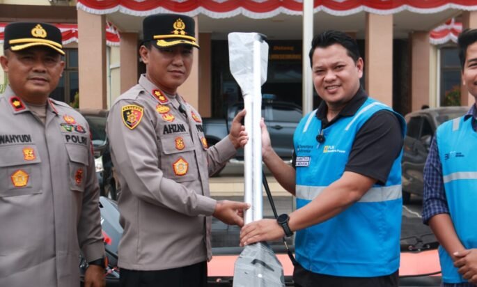 Perkuat Kesiapsiagaan Hadapi Banjir, Polres Lhokseumawe Terima Bantuan Perahu Karet dari PLN Nusantara Power Arun