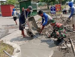 Perlancar Akses dan Cegah Laka, Sertu Tri Rosadi Bersama Warga Kebonduren Gotong Royong Perbaiki Jalan