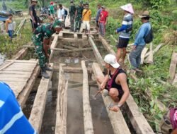 Jembatan Rusak Disulap Kembali Layak, Satgas Pamtas RI-Malaysia Yonarmed 19/Bogani Bergerak Bersama Warga
