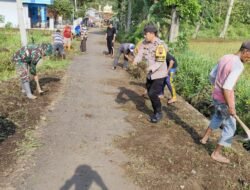 Polri Gotong Royong, Polsek Paguyangan Gelar Kerja Bakti Sambut HUT RI