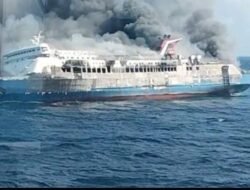 KM Mutiara Sentosa 2 Terbakar di Perairan Sumenep, Ratusan Penumpang Dievakuasi