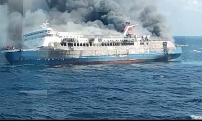 KM Mutiara Sentosa 2 Terbakar di Perairan Sumenep, Ratusan Penumpang Dievakuasi